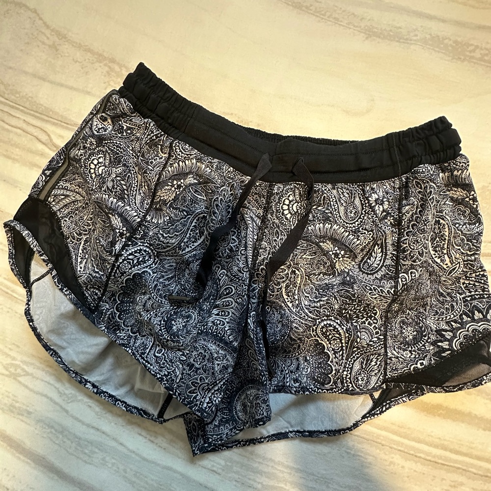 Lululemon Hotty Hot Low Rise Shorts 2.5”